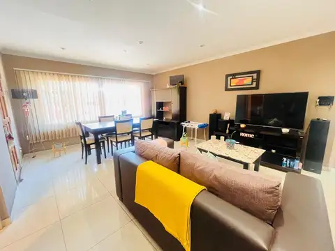 Se Vende Casa esquina remodelada con departamento nuevo-Las Heras