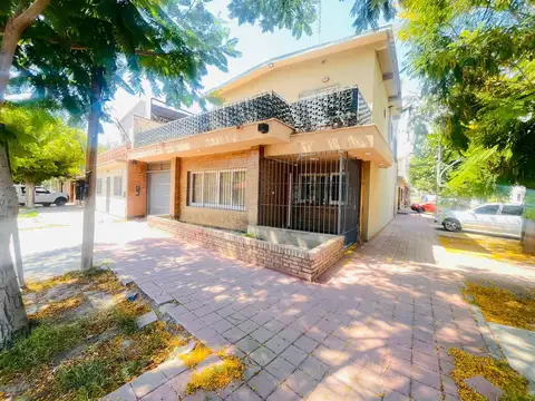 Se Vende Casa esquina remodelada con departamento nuevo-Las Heras