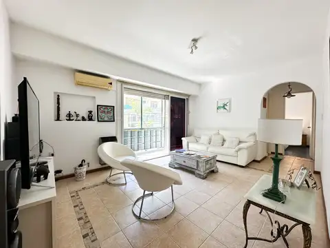 -VENTA- Semipiso 3amb + escritorio.  Al frente. Todo Sol y luz natural. Baño completo y toilette.