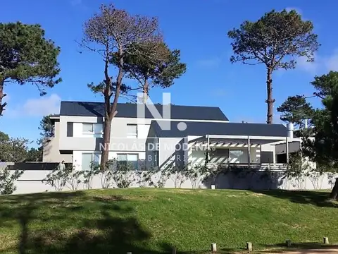 Hermosa casa en venta en José Ignacio de 5 dormitorios