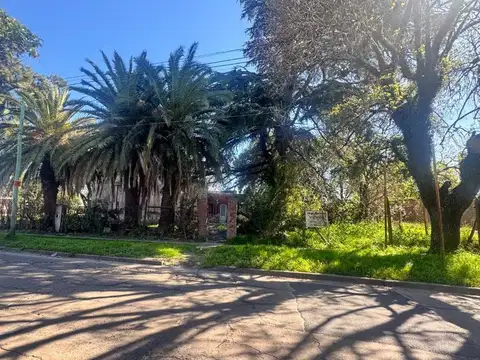 VENTA TERRENO CON CASA A REFACCIONAR VARELA 