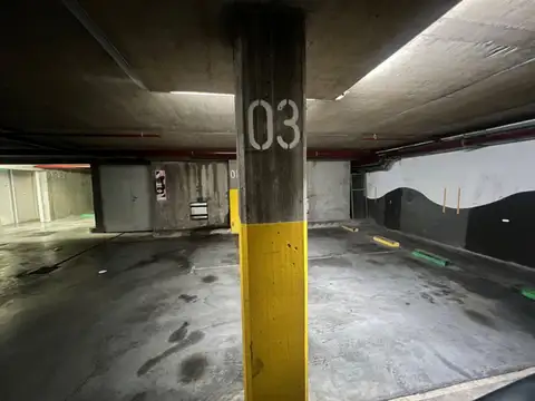 COCHERA CON PORTÓN ELECTRICO y SEGURIDAD 24