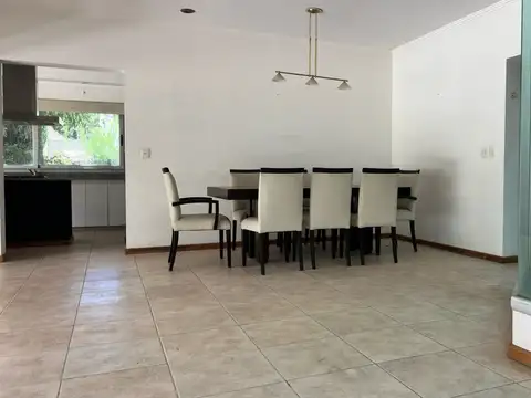 Casa en venta en barrio El Mirasol-4ambientes-Pileta-Lote Interno.