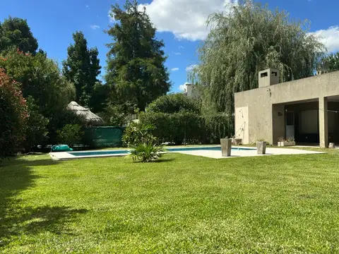 Casa en venta en barrio El Mirasol-4ambientes-Pileta-Lote Interno.