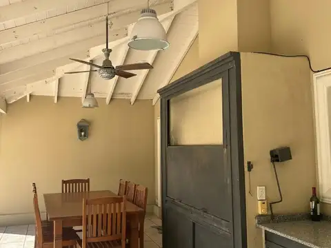 Casa 8 ambientes con 4 baños