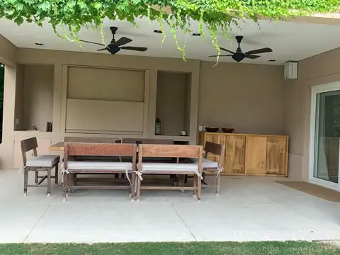 Casa 8 ambientes con 3 baños