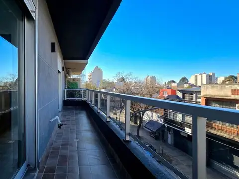 VENTA PISO 4 AMBIENTES con balcón en Monte Castro