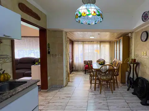 Casa 5 ambientes con 2 baños