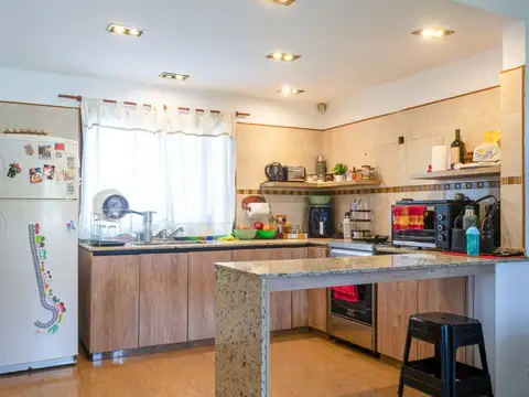 CASA 6 AMBIENTES EN VENTA EN SAN VICENTE