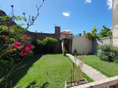 CASA EN VENTA LOTE PROPIO 233M2. PERMUTA