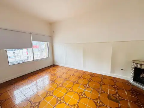 CASA EN VENTA LOTE PROPIO 233M2. PERMUTA