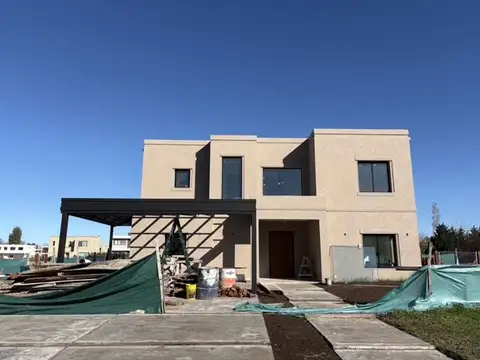 Excelente Casa a la venta en Barrio Chateau Pilar