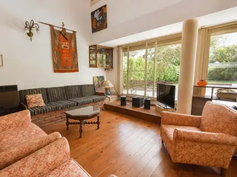 Casa a la venta, centro de Funes. 4 dormitorios.