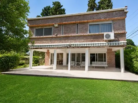 Casa a la venta, centro de Funes. 4 dormitorios.