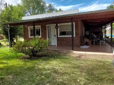 VENTA ROLDAN B VILLA FLORES DOS DORMITORIOS, PILETA, JARDIN PARQUIZADO,POSIBILIDAD DE SEGUIR CONSTRUYENDO APTO CRÉDITO