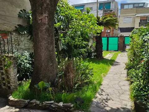 En alquiler casa PH en P Baja 3/ 4 amb   con jardin y entrada para auto.