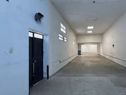 Galpón con baños y oficina villa crespo