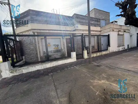 Casa 8 ambientes con 3 baños
