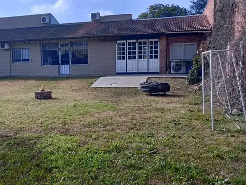 VENTA CASA 4 AMB. PILETA PASO DEL REY MORENO