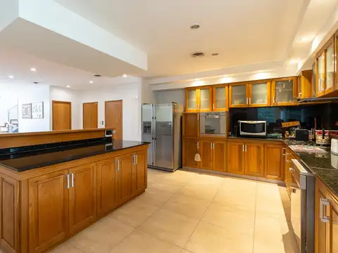 Casa 10 ambientes con 2 baños