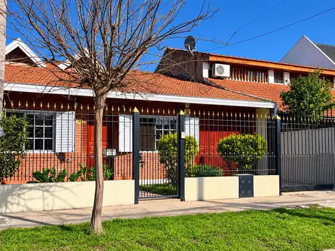 Casa de 5 ambientes y quincho con baño y dormitorio en Luis Guillón