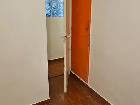 SEMIPISO de 3 ambientes con Patio y Muy Luminoso