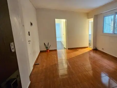 SEMIPISO de 3 ambientes con Patio y Muy Luminoso