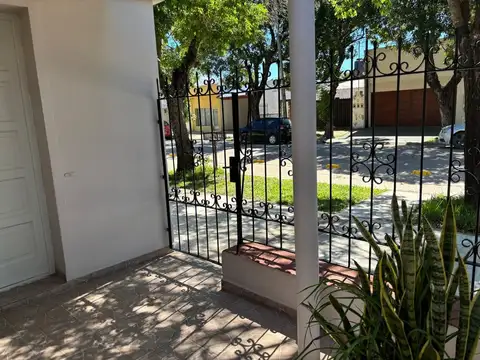 Casa 8 ambientes con 2 baños
