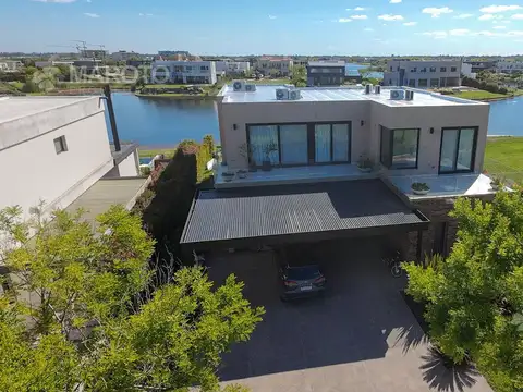 Casa 8 ambientes con 5 baños