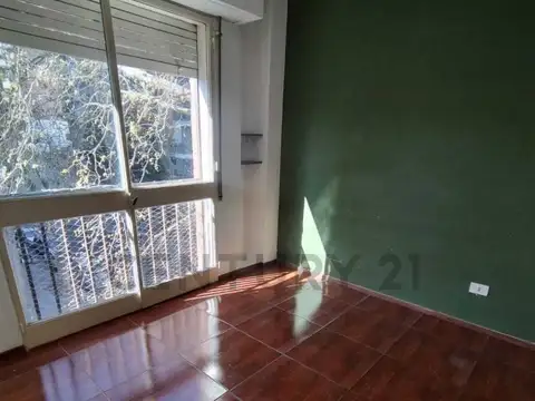 ALQUILER DEPTO | 2 AMBIENTES | BALCÓN | LUMINOSO | TERRAZA C/PARRILLA | LOURDES