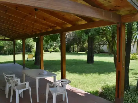 Casa en Alquiler con 3 cocheras