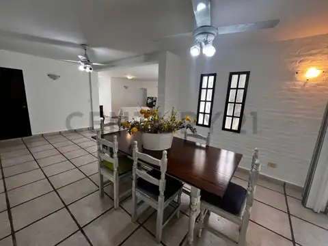 Casa 4 ambientes con 2 baños