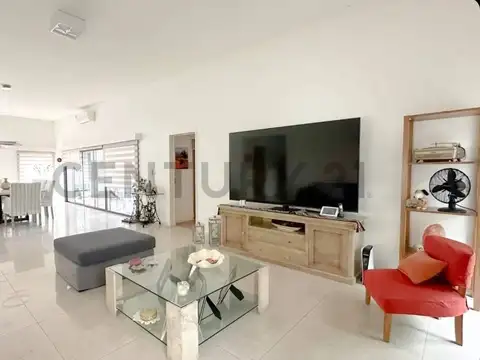 Casa en Venta con 3 cocheras