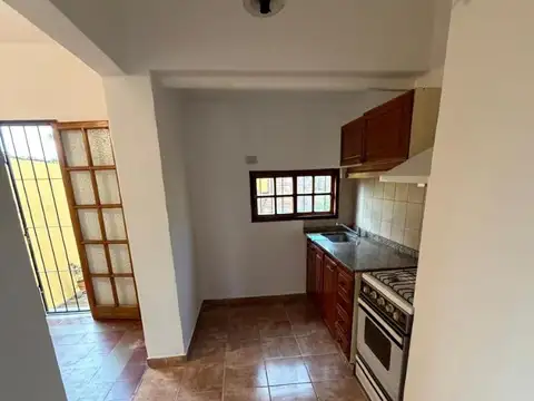 SE VENDE AMPLIA CASA + DTO EN AV. SANTA ANA