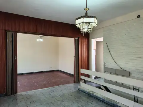 PISO UNICO CON ENTRADA INDEPENDIENTE – EN MUY BUEN ESTADO- CON POSIBILIDAD AMPLIAR – SIN EXPENSAS