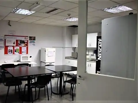 Local con oficinas sobre Peatonal Florida. Ideal Bancos