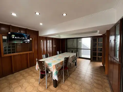 VENTA Casa en esquina, 4 dorm. barrio Lourdes