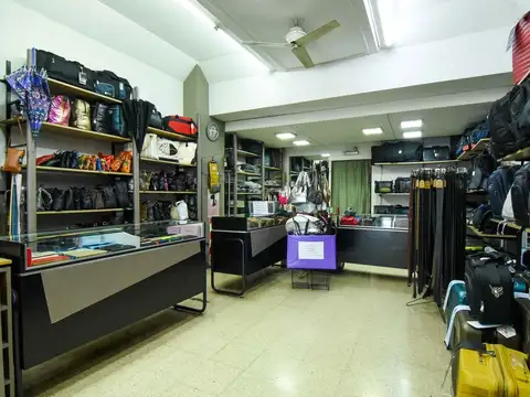 Venta local en Liniers sobre Av. Rivadavia 210 m2