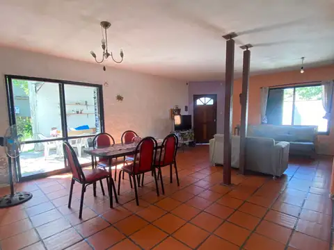 Casa de tres dormitorios en dos plantas con terreno de 275m2, con posibilidad de compra del terreno lindero