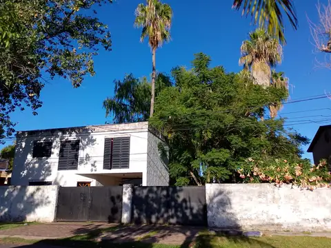 Casa de tres dormitorios en dos plantas con terreno de 275m2, con posibilidad de compra del terreno lindero