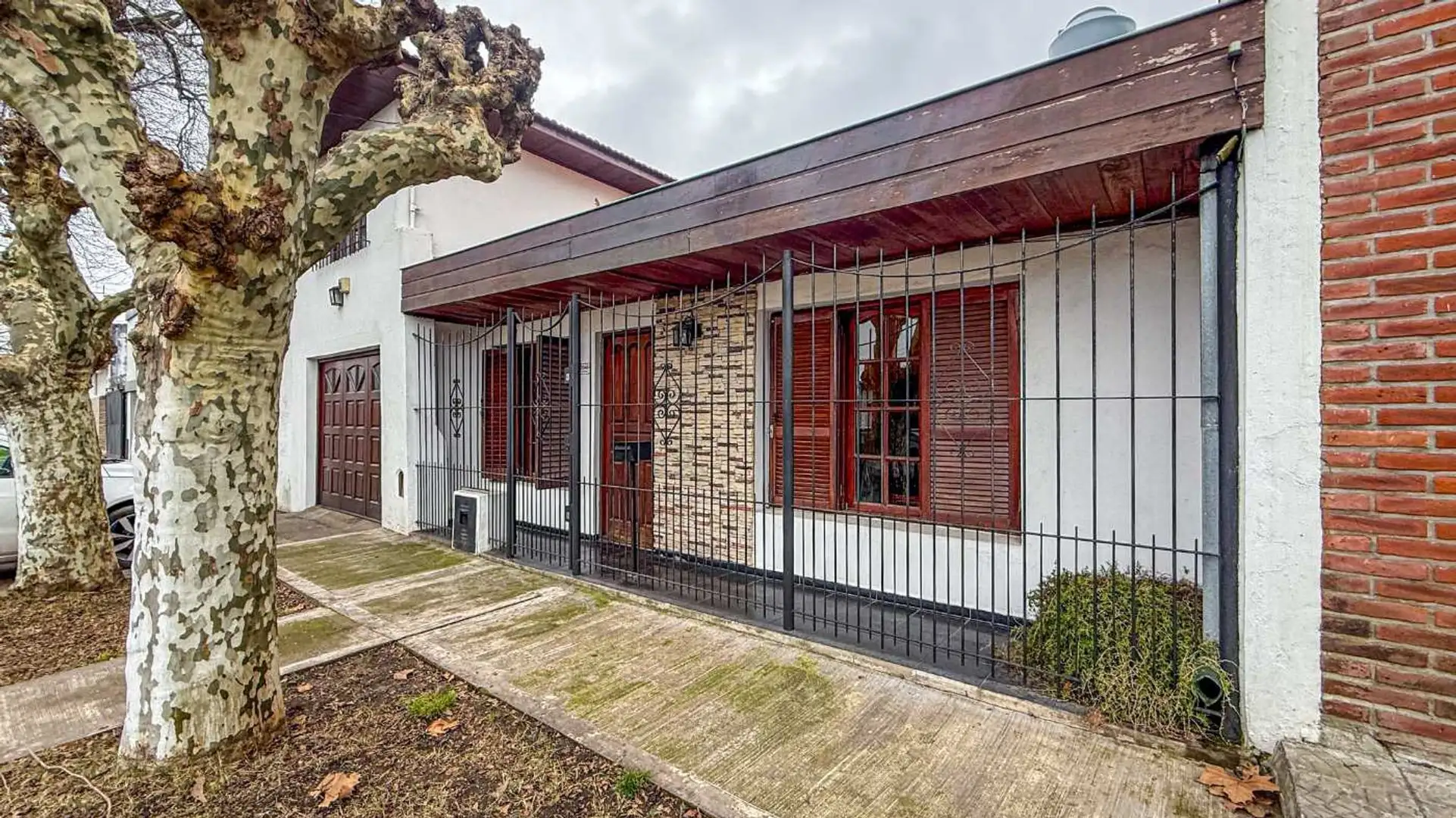 VENTA CASA 4 AMBIENTES APTO CREDITO CON PARQUE