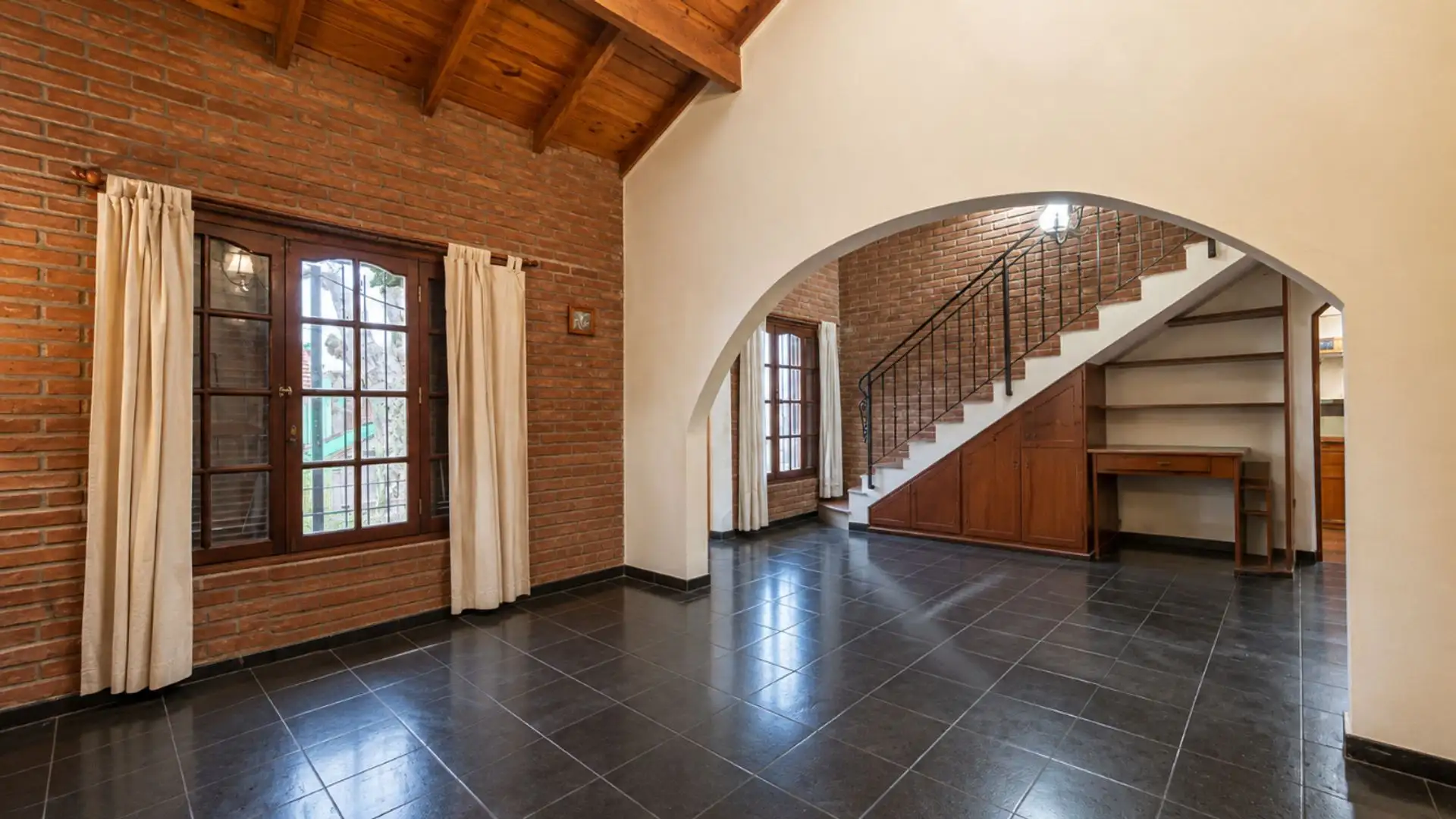 VENTA CASA 4 AMBIENTES APTO CREDITO CON PARQUE