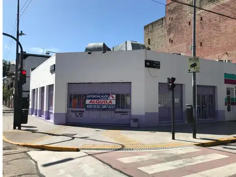 Oportunidad. Unico local frente a 3 Colegios,