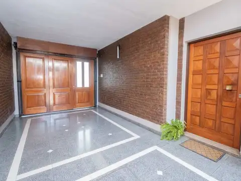 Casa en Venta con 3 cocheras