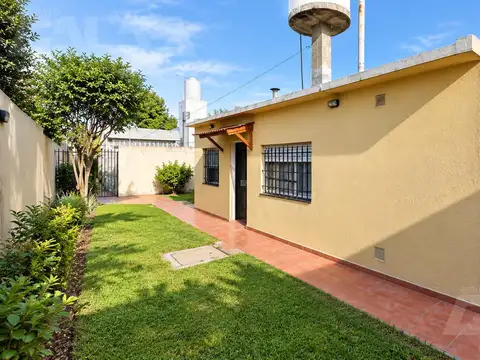 PH de 3 ambientes en excelente zona de Castelar Norte, a 5 cuadras de la estación. Apto crédito