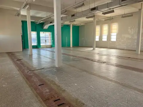 Depósito de 688 m2 cubiertos en Florida