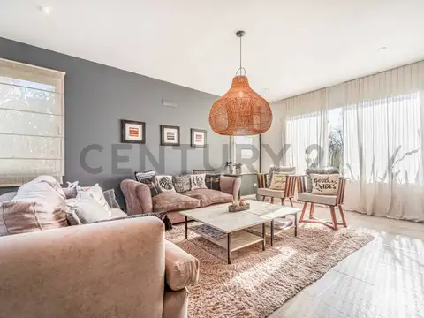Casa en Alquiler con 2 cocheras