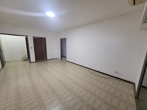 P.H. 3 ambientes con patio y balcón