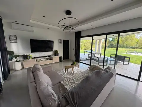 Casa 5 ambientes con 3 baños
