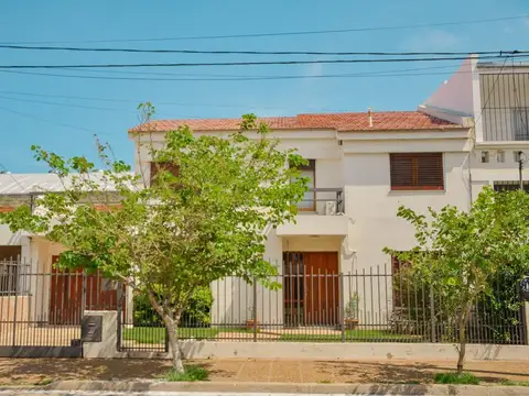 VENTA CASA 4 DORMITORIOS B JARDIN EXC UBICACION 